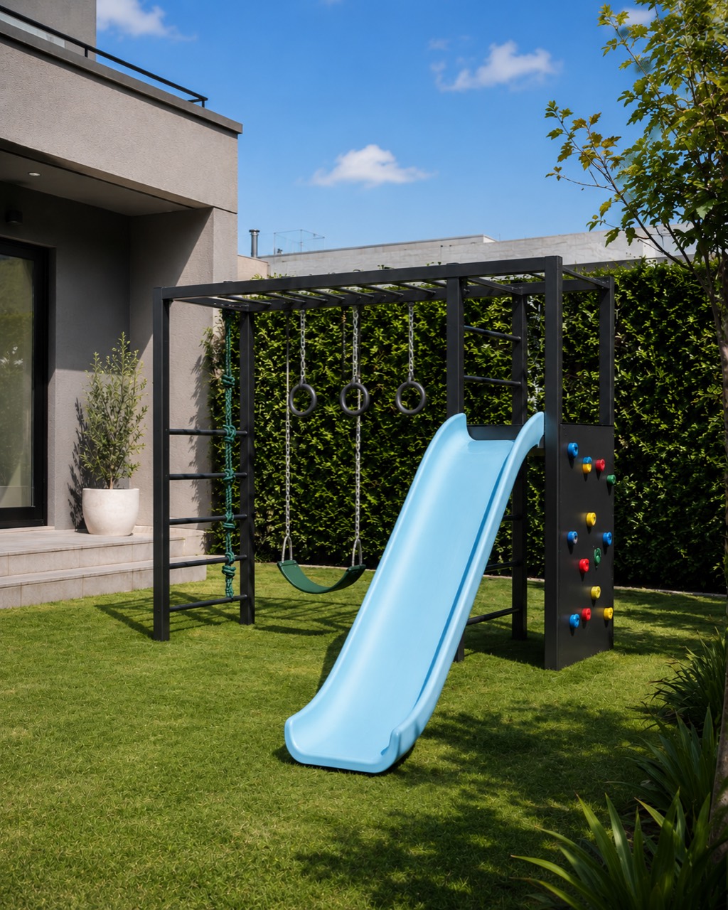 Circuito de hierro con tobogán, hamaca, anillas y muro de escalada instalado en un jardín