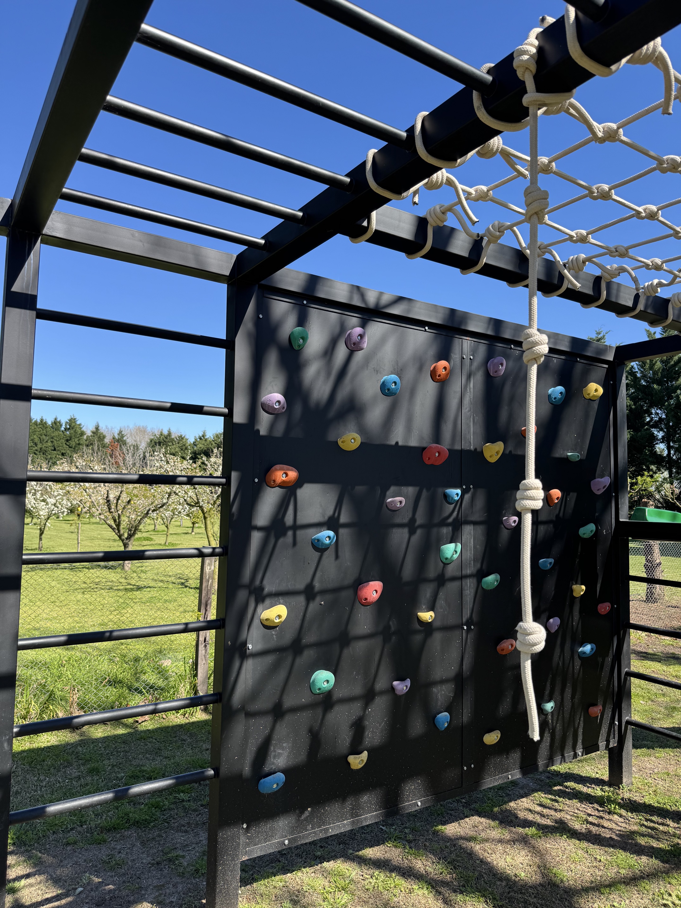 Trepadores y muro de escalada dentro del circuito de Luján