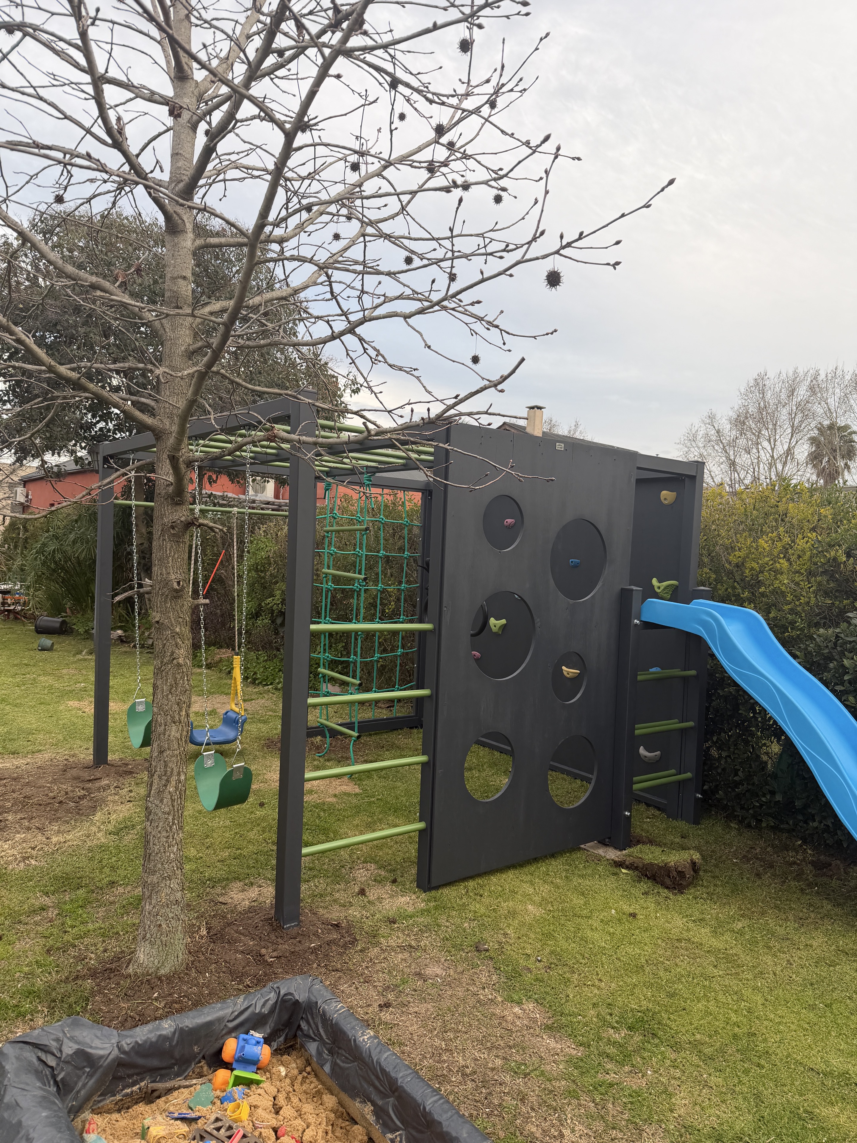 Vista general del circuito con tobogán y hamacas en Barrio Privado Sausalito