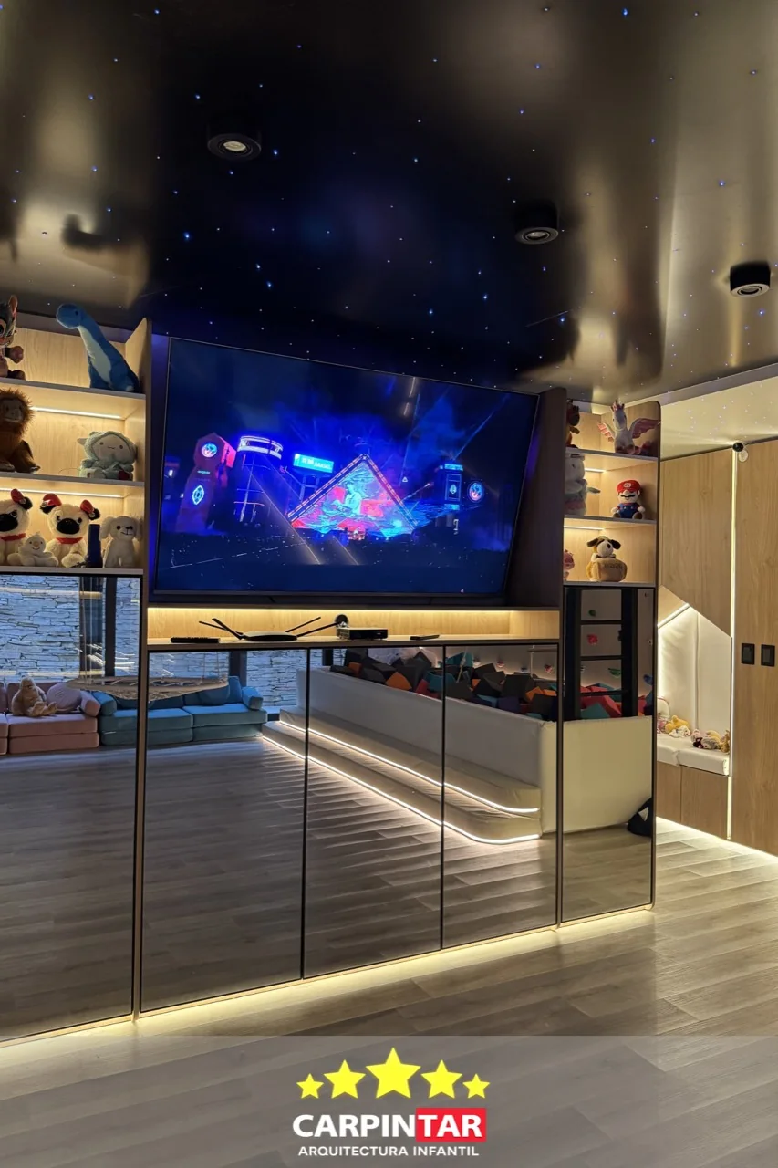 Mueble de TV y cielo estrellado del playroom