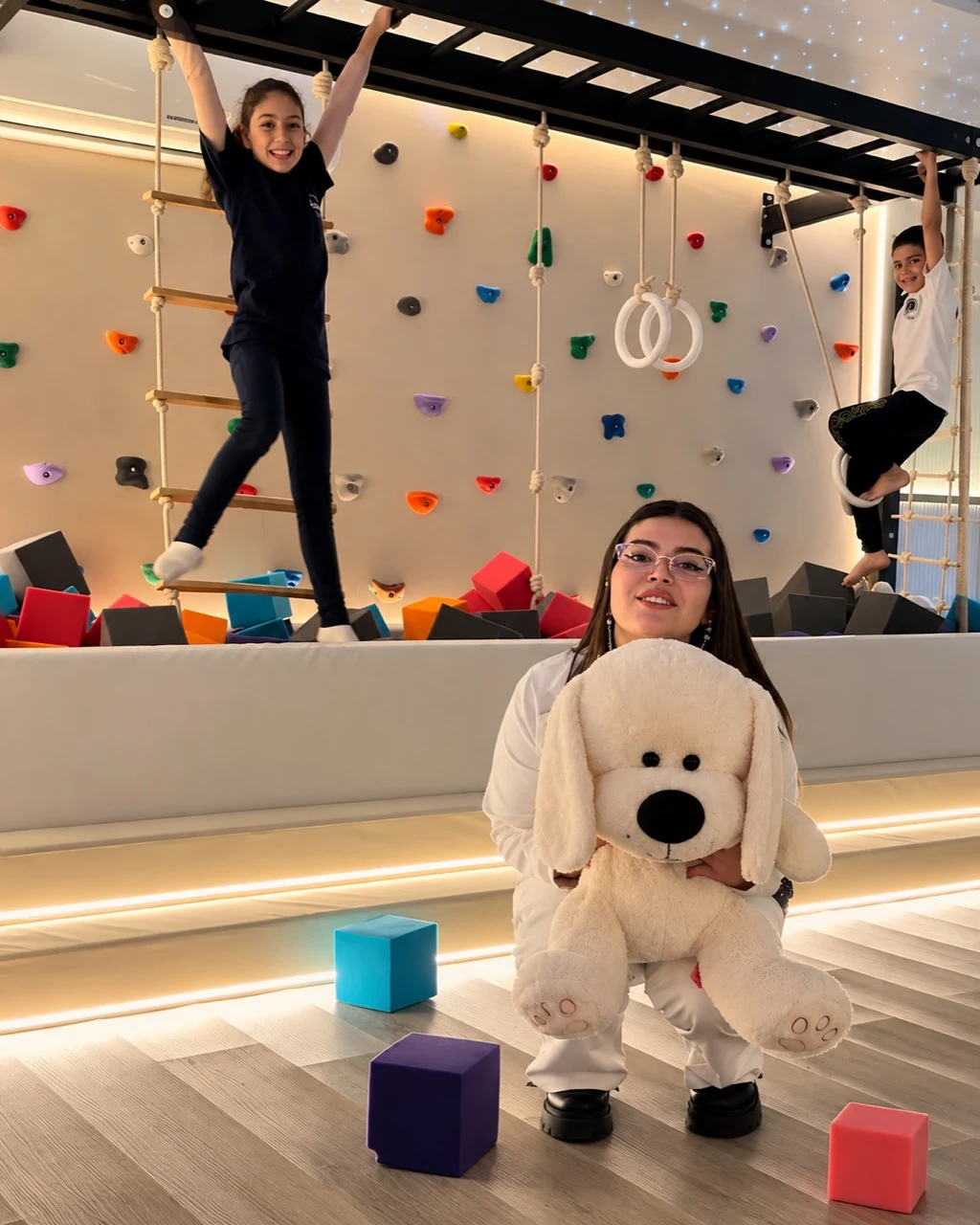 Playroom integral con foso blando, palestra, red, sector creativo e iluminación envolvente.